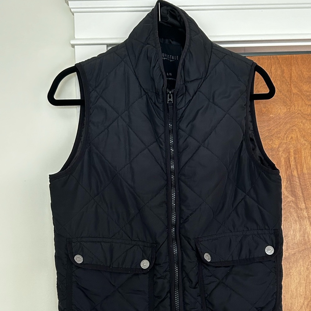 Aeropostale Black Quilted Vest. Large with two front pouch pockets